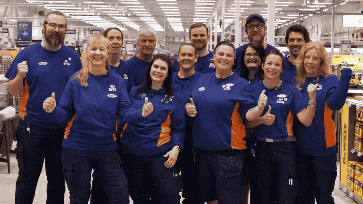 Thirteen Obs Bygg employees giving thumbs up.